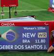 Jerusa Geber posa ao lado da placar com o recorde mundial que ela bateu nos 100 m T11 dos Jogos Paralímpicos de Paris-2024  Foto: Alexandre Schneider/CPB / Olimpíada Todo Dia