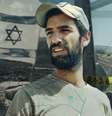 Composição gráfica mostrando o colono extremista Moshe Sharvit, de barba e boné, ao lado da bandeira israelense e um buggy que ele usa para patrulhar terras na Cisjordânia.  Foto: BBC News Brasil