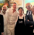 George Clooney e Brad Pitt brincaram em restaurante na Itália  Foto: Reprodução