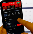 Brasileiros afirmam ter comprado celulares de marcas diferentes que já vêm com aplicativos de apostas instalados  Foto: Agência Brasil / BBC News Brasil