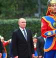 Putin e o presidente da Mongólia caminhando juntos durante uma cerimônia de boas-vindas  Foto: EPA / BBC News Brasil