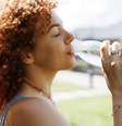 Manter a hidratação adequada melhora a qualidade de vida e previne doenças  Foto: Shutterstock / Alto Astral