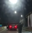 Criminoso atira contra carro em tentativa de assalto  Foto: Reprodução/Redes sociais
