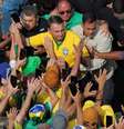 Bolsonaro chega a ato na Avenida Paulisa em fevereiro rodeado por apoiadores  Foto: Reuters / BBC News Brasil