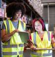 Duas mulheres, com coletes, trabalham em um centro de distribuição  Foto: Getty Images / BBC News Brasil