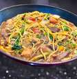 YAKISOBA DE CARNE E FRANGO COM SOBRAS  Foto: Bake and Cake Gourmet