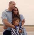 Kate abraçada com o marido, William, e a filha, Charlotte.  Foto: Will Warr / Palácio de Kensington / BBC News Brasil
