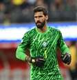  Foto: Patrick T. Fallon/AFP via Getty Images - Legenda: Alisson vê Brasil em processo de evolução / Jogada10