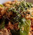 Arroz com frango, com coxa e sobrecoxa da ave, cenoura, pimentões e coentro é o prato de setembro  Foto: Reprodução/Instagram/@hospedariasp