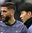  Foto: Adrian Dennis/AFP via Getty Images - Legenda: Bentancur, meia do Uruguai (esquerda) ao lado do sul-coreano Heung-min Son (direita), durante trabalho de aquecimento do Tottenham / Jogada10