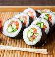 Sushi de pepino, tomate e alface  Foto: Yuliia Holovchenko | Shutterstock / Portal EdiCase