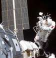 Astronautas Jerry Ross e seu colega James Newman conectaram 40 cabos entre o módulo de controle Zarya e o módulo Unity em 1998  Foto: NASA / BBC News Brasil