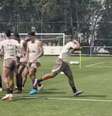  Foto: Reprodução/ Youtube canal Corinthians TV - Legenda: Memphis Depay em corredor polonês no treino do Corinthians / Jogada10