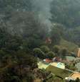 A área já queimada equivale a quatrocentos campos de futebol. Na foto, foco de incêndio na Serra da Cantareira, próximo a Mairiporã.  Foto: José Patrício/Estadão / Estadão