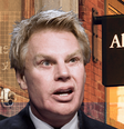 Uma imagem composta apresentando Mike Jeffries, um homem com cabelo loiro e usando um terno, em frente a uma loja com o logotipo da Abercrombie & Fitch ao fundo  Foto: AP / Getty Images / BBC News Brasil
