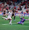 foto; Matheus Amorim/FEC - Legenda: Moisés faz o gol do Fortaleza no duelo contra o Athletico, no Paraná  Foto: Jogada10