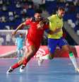 Pito, da Seleção Brasileira de futsal, disputa bola com Jonathan Hernandez, de Cuba.  Foto: Robertus Pudyanto/FIFA/Getty Images