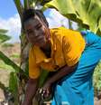 Emily Nkhana jogava fora as bananas que ficavam maduras demais - até descobrir como fazer vinho com elas  Foto: Anne Okumu/BBC / BBC News Brasil