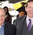 Ator Steve Guttenberg (à dir) recebendo estrela na Calçada da Fama de Hollywood, em 2011; pai dele, Stanley (à esq), teve enorme influência na sua vida  Foto: Getty Images / BBC News Brasil