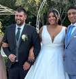 Os noivos Vasco e Vitória entre Karen Gaidão e Mário Jardel: casamento ao ar livre em casa de eventos ao norte de Portugal  Foto: Reprodução