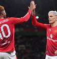 Photo by Stu Forster/Getty Images) - Legenda: Rashford e Garnacho comemoram um dos gols do Unoited sobre o Barnsley  Foto: Jogada10