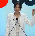 A jornalista Amanda Klein está mediado o debate  Foto: Reprodução/Youtube/Uol