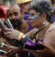 Foliões curtem o carnaval do bloco Me Enterra na Quarta, que desfila nas ruas da Glória na quarta-feira de cinzas.  Foto: Fernando Frazão/AB
