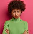 Algumas letras de músicas de sucesso promovem ideias que reforçam estereótipos de gênero e objetificam as mulheres  Foto: Imagem de wayhomestudio no Freepik