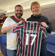 Ed Sheeran recebe camisa do Fluminense das mãos do presidente Mario Bittencourt  Foto: Reprodução/Instagram/Fluminense