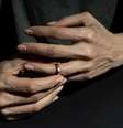Uma busca rápida em redes sociais leva a inúmeros relatos de pessoas que tiveram seus relacionamentos afetados pelo vício em apostas  Foto: Getty Images / BBC News Brasil