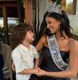 Luana Cavalcante, coroada Miss Universe Brasil 2024, com o filho, Pedro. A modelo é a primeira mãe a vencer o concurso.  Foto: @luacfarsoni via Instagram / Estadão