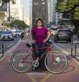 A ativista começou a pedalar em 1976, quando cursava faculdade de Arquitetura e Urbanismo  Foto: Marco Pinto
