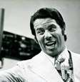 Após deixar a Globo, em 1976, Silvio Santos levou seu programa dominical para a TV Tupi, e assumiu concessão da emissora quatro anos depois  Foto: Reprodução