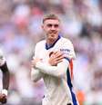 Palmer (à direita) celebra o seu gol, o terceiro do Chelsea sobre o West Ham, pela Premier League. Madueke chega para celebrar o companheiro.  Foto: Justin Setterfield/Getty Images / Jogada10
