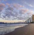 O projeto de reurbanização da orla da Praia Central envolve melhorias que vão além do alargamento da faixa de areia e do calçadão  Foto: depositphotos.com / diegograndi / Perfil Brasil