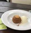 Um dos sucessos do La Huella é o petit gâteau de doce de leite com sorvete de banana e cookie de amendoim  Foto: Anelise Zanoni