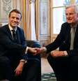 Macron (à esquerda) aperta a mão de Barnier, escolhido como o novo primeiro-ministro  Foto: Ludovic Marin/Pool/AFP / BBC News Brasil