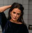Demi Moore interpreta uma estrela da televisão em decadência que recorre a medidas extremas para ter de volta juventude e beleza  Foto: Mubi / BBC News Brasil