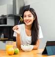 A alimentação pode ajudar a regular o estresse e a reduzir os seus impactos  Foto: GBJSTOCK | Shutterstock / Portal EdiCase