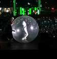 Akon surpreendeu a todos ao entrar no palco dentro de uma bolha inflável, que estourou após poucos segundos de uso  Foto: Reprodução / Perfil Brasil