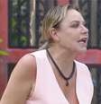 Flora relembrou que Flor tentou justificar falas suas alegando que tem "amigos e estilistas pretos"  Foto: Reprodução/PlayPlus