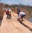 Servidores da força-tarefa consertaram ponte para passar com caminhões  Foto: Divulgação/Polícia Federal