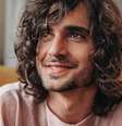 Fiuk perde aposta e tem cabelo raspado por mulheres  Foto: The Music Journal