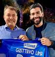 Pedro Lourenço, dono do Cruzeiro, posa com o cantor Gusttavo Lima  Foto: Divulgação/CEC