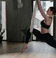 Conheça mais sobre a prática do Aéreo Yoga e entenda qual a diferença com o yoga mais conhecido  Foto: Pexels/cottonbro studio / Bons Fluidos