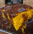 Bolo de cenoura com cobertura de chocolate, um clássico delicioso  Foto: Reprodução/Youtube Ana Zambrin