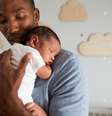 Criar uma rotina saudável de sono favorece o desenvolvimento dos bebês  Foto: Monkey Business Images | Shutterstock / Portal EdiCase