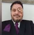 Oliver Bromley diz que sua condição genética muitas vezes faz com que as pessoas o encarem  Foto: Oliver Bromley / BBC News Brasil