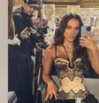 Anitta com o modelito da estilista Madame Sher  Foto: Reprodução / Instagram / @anitta / Manequim