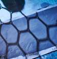 Estrutura hexagonal de grafeno projetando uma sombra na tinta de grafeno revestida em folha de metal para a construção de eletrodos de bateria e supercapacitor em laboratório do National Graphene Institute, parte da Universidade de Manchester.
  Foto: Matthew Lloyd/Bloomberg via Getty Images / BBC News Brasil